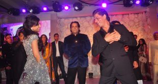 Shahrukh Khan performing on stage with couples