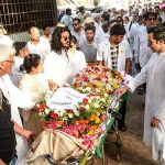 Vinod Khanna's younger son Sakshi, who performed the last rites, with his mother Kavita Khanna, eldest brother Rahul Khanna and other mourners