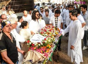 Vinod Khanna's younger son Sakshi, who performed the last rites, with his mother Kavita Khanna, eldest brother Rahul Khanna and other mourners